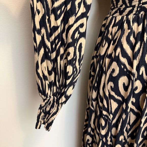 Boden Jersey Midi Dress Women 6 Black Ikat V‑Neck Long Sleeve Smocked Waist Cuff - Picture 7 of 12